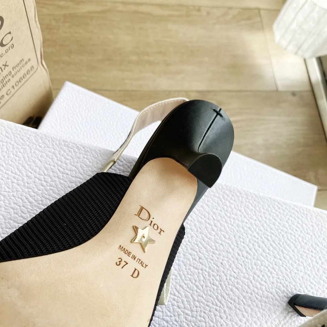 👟👟Ex-factory price 440👟👟 Developed one-to-one from the original version, 👠👠✨ ✨Dior’s popular sandals are new🔥 🔥 The same style as the most popular internet celebrities and celebrities of the year💁 💁. Imported fabric, lining and feet are made of calfskin lining🐑. Original molded heel, heel height 10Cm 6.5cm💘 Original molded metal outsole with five-pointed star LOGO mark✨. Original bow, 💅 Italian leather outsole. 👄💋 Full set of packaging (bags, cards, invoices, one-to-one wrapping paper) 34 40 41 customized